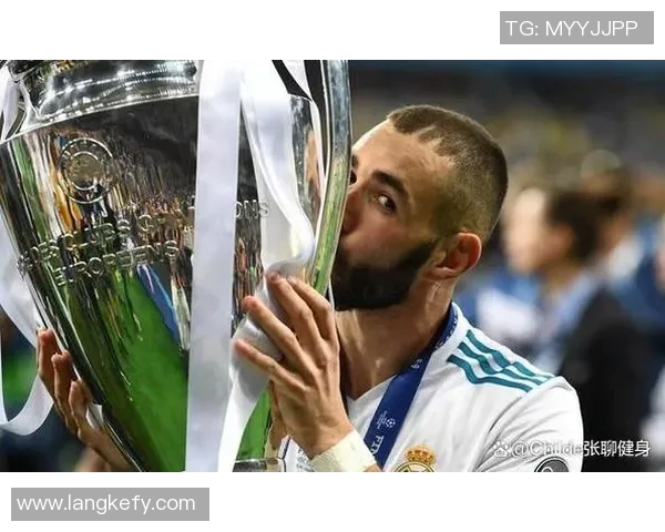 本泽马的传奇之路:从青涩少年到世界足球巨星的蜕变与荣耀