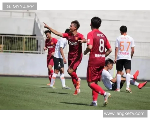 河北华夏迎战武汉卓尔力争主场胜利展现球队实力与斗志